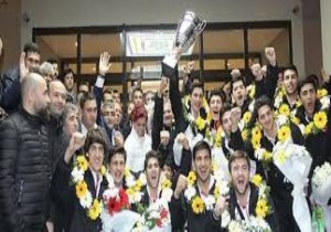 Dünya şampiyonu genç sporcular Türkiye ye döndü